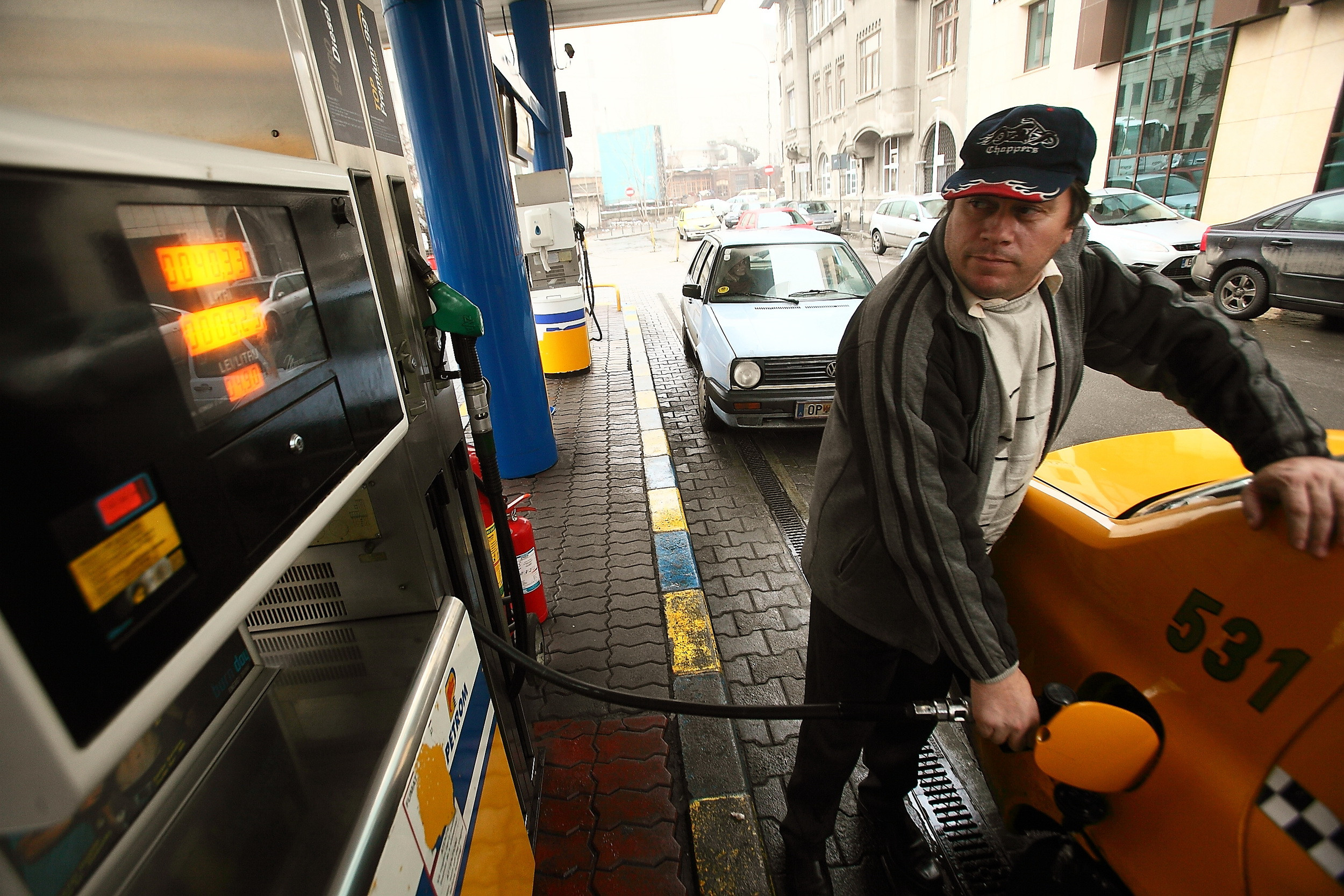 "Nu putem interveni pe piata libera". Ministerul Economiei despre benzina, motorina si cote istorice