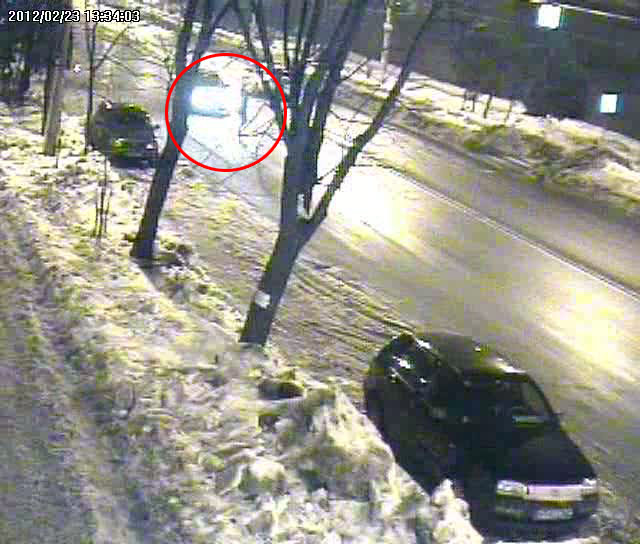 VIDEO. Doi tineri, loviti de o masina pe trecerea de pietoni