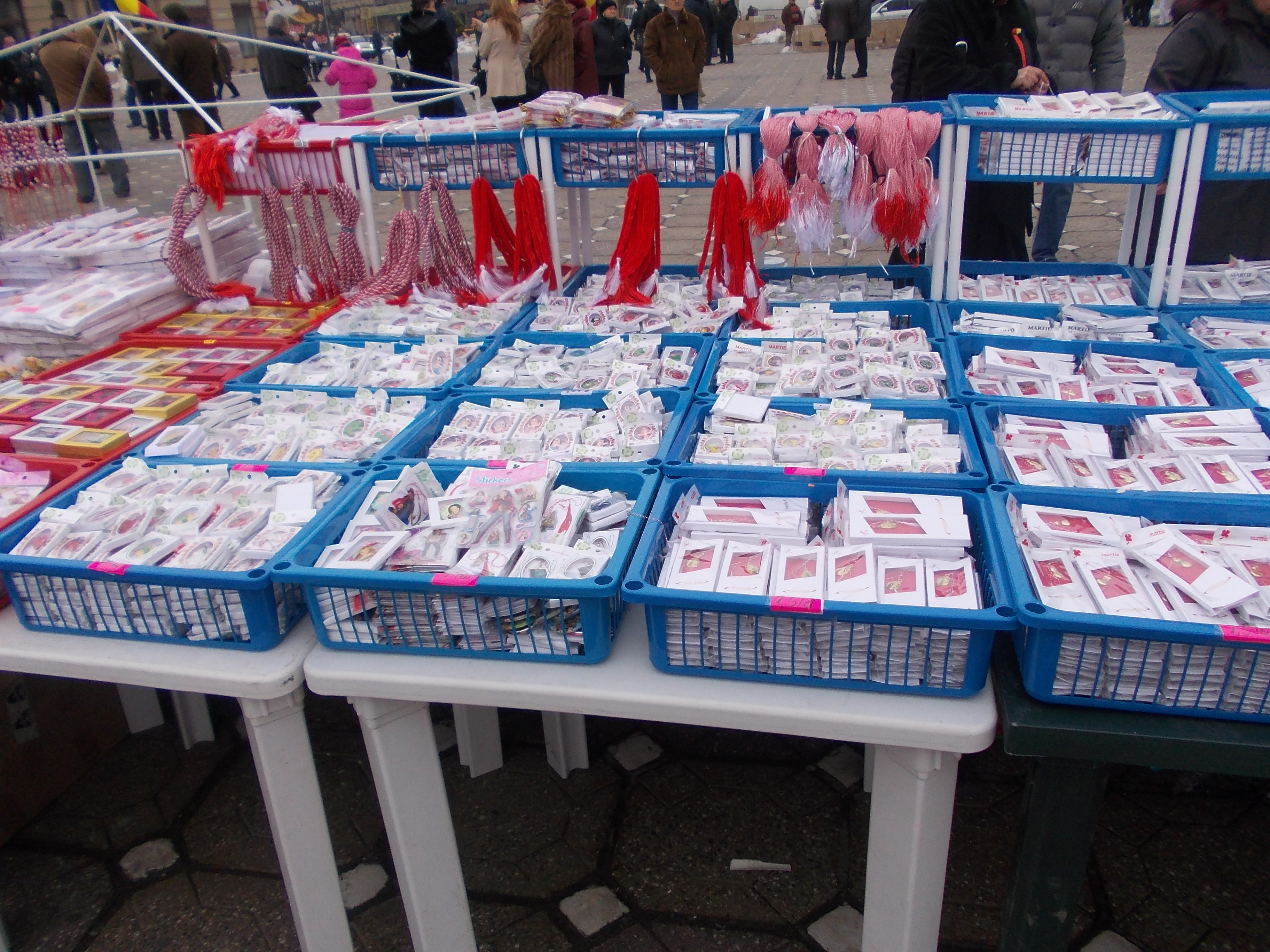 S-a deschis targul de martisoare. De toate formele si culorile, isi asteapta clientii