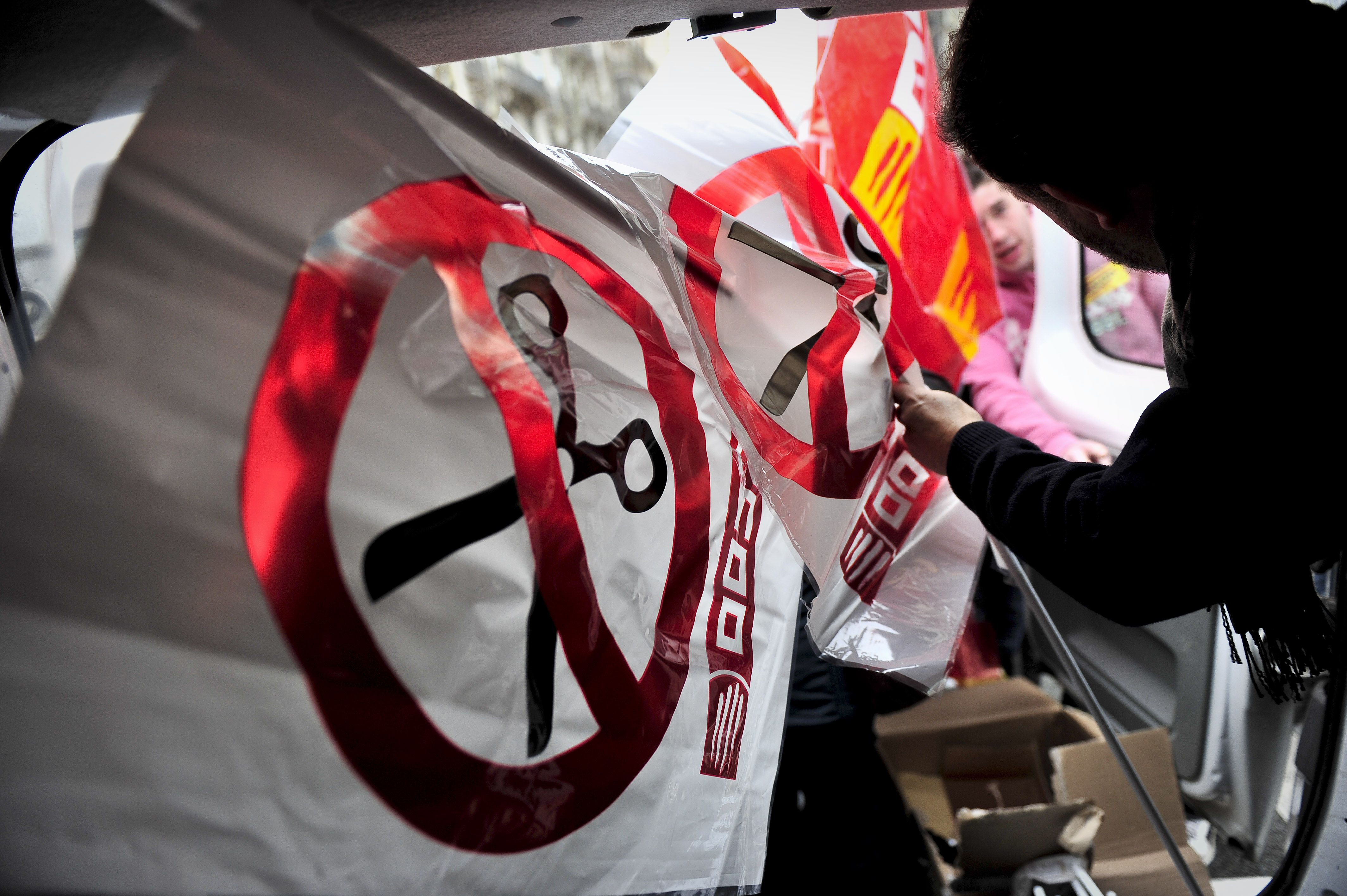 Spania s-a intors la munca patriotica, impinsa de criza. Cetatenii isi fac singuri curat in orase