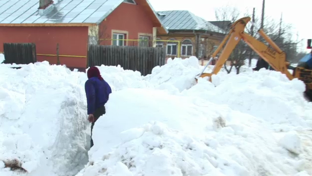 De teama inundatiilor, oamenii sapa singuri santuri pentru scurgere. La Tulcea, apele se aduna deja