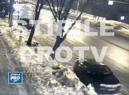 VIDEO. Doi tineri, loviti de o masina pe trecerea de pietoni