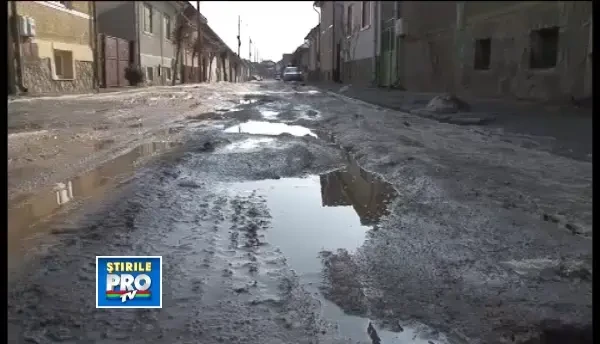 Strazile neasfaltate le dau batai de cap sibienilor