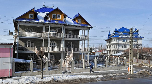 "Cand se termina banii, se intorc sa mai fure". Averea tiganilor arestati in UK, subiect de reportaj