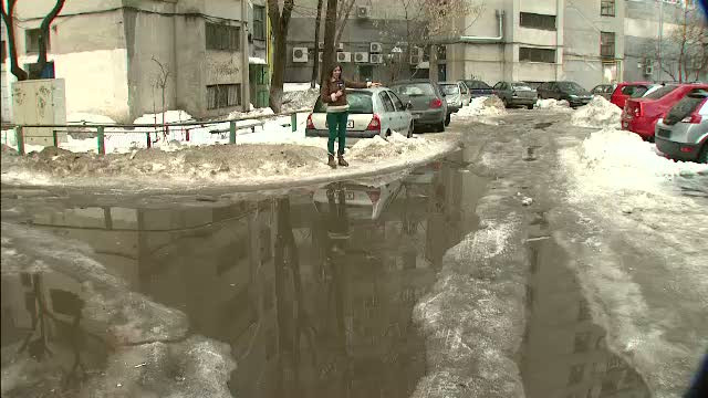 E aproape primavara, dar intre blocuri se circula mai rau decat atunci cand au venit zapezile