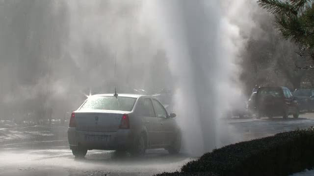 Ce fac soferii romani cand vad o conducta sparta? Isi spala masina gratis, direct in trafic