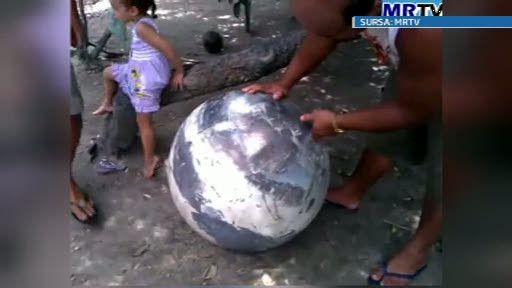 VIDEO. "Ce o fi chestia asta?" Locuitorii unui sat din Brazilia, speriati de un obiect cazut din cer