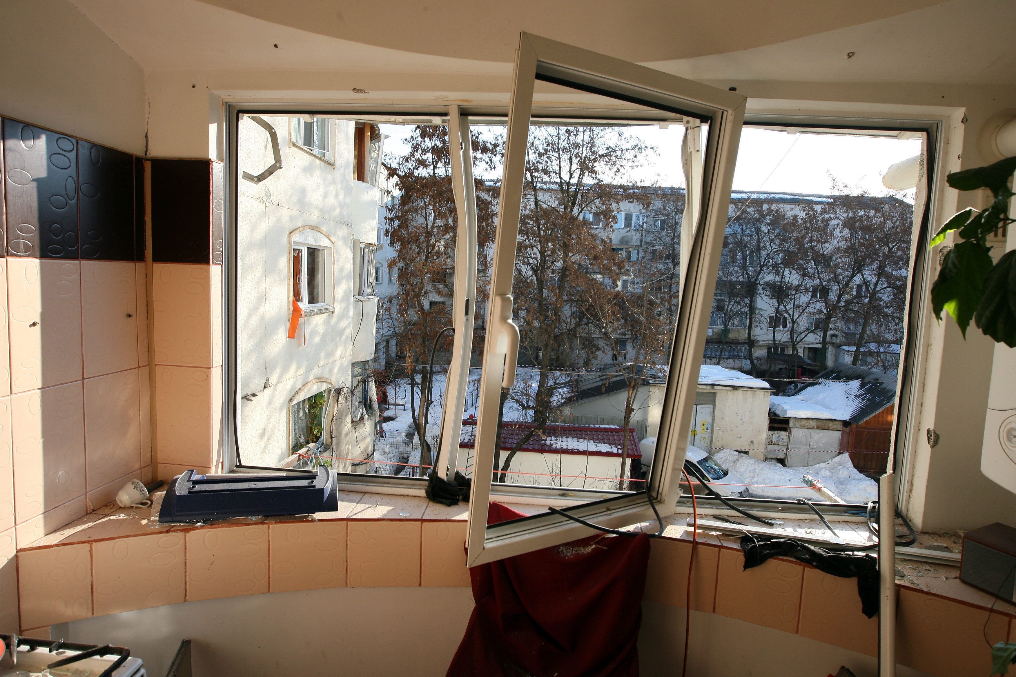 Ancheta amanuntita in cazul blocului explodat in Iasi. 36 de oameni asteapta un raspuns