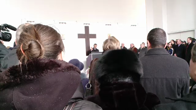 Bebelusul din Brasov ucis de mama, condus pe ultimul drum. Pastorul penticostal da vina pe Diavol