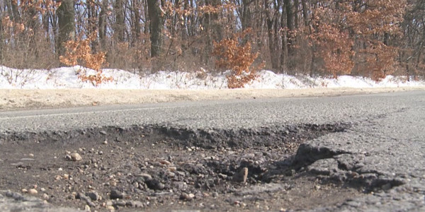 Zapezile topite au descoperit gropile de pe centura Capitalei, prea mari chiar si pentru TIR-uri