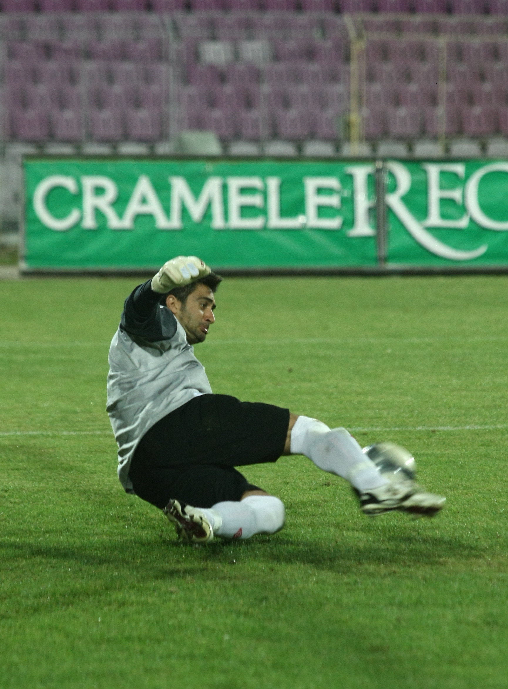 UTA, bombardata in Ungaria! Fotbalistii lui Nagy au fost agresati de suporterii lui Honved Budapesta