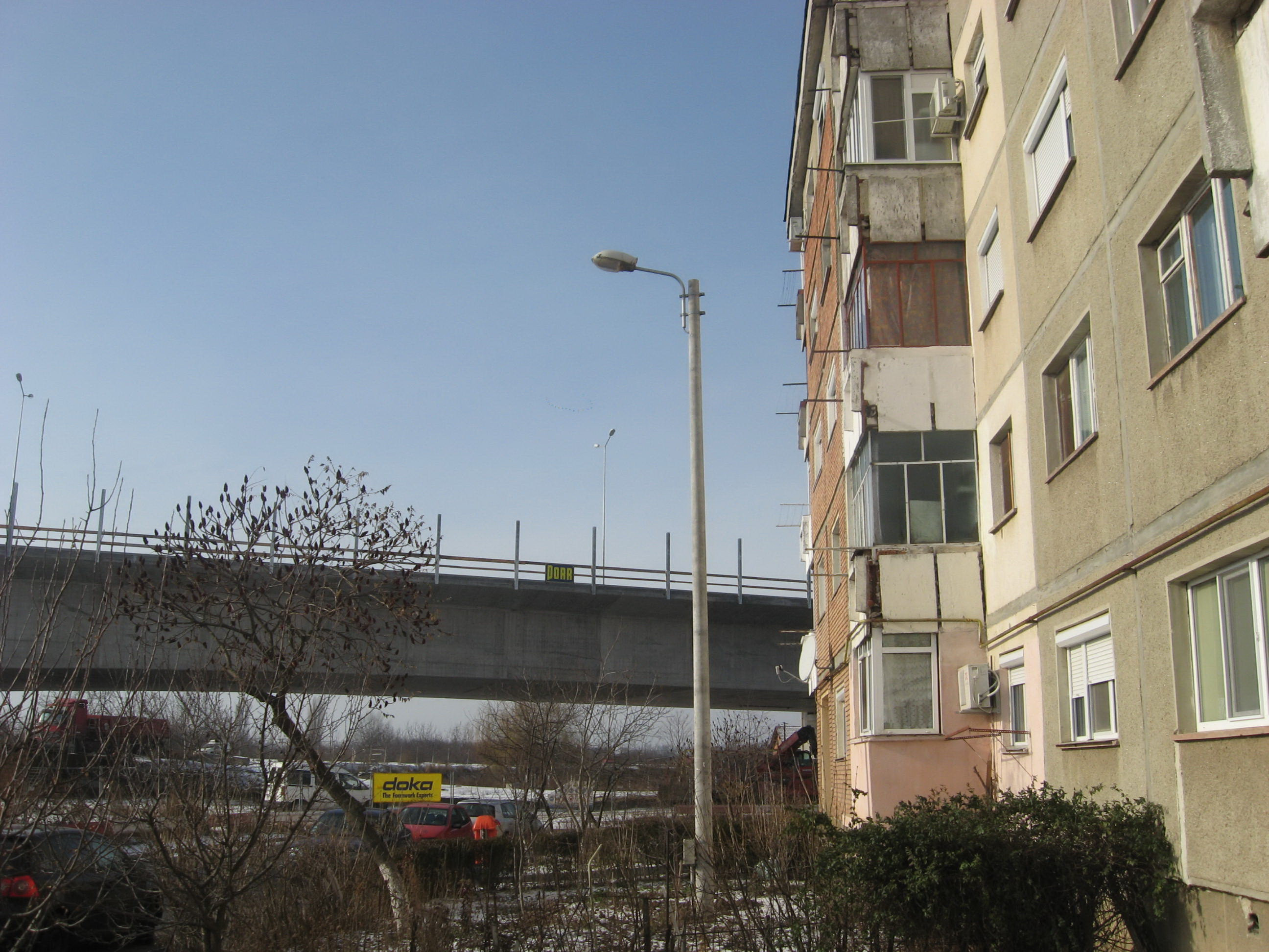 O papusa spanzurata de podul autostrazii i-a ingrozit pe locuitorii unui cartier aradean