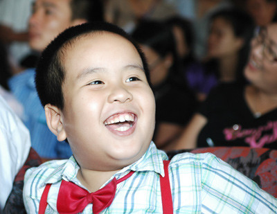 Minunea din Vietnam. De la 7 in Cartea Recordurilor, canta la vioara si ii preda mamei sale engleza