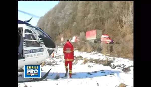 Patru oameni si-au vazut moartea cu ochii pe DN7,dupa ce masina in care se aflau s-a izbit de un TIR