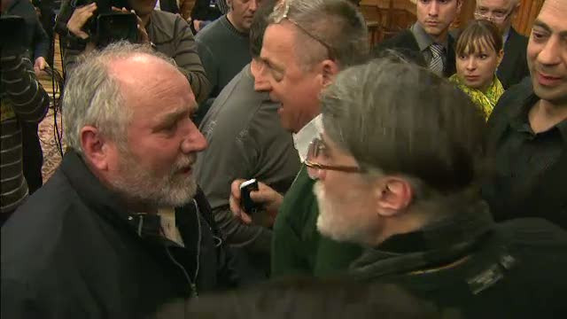 Revolutionarii au facut scandal in Parlament, nemultumiti de Legea recunostintei.Cine are de pierdut