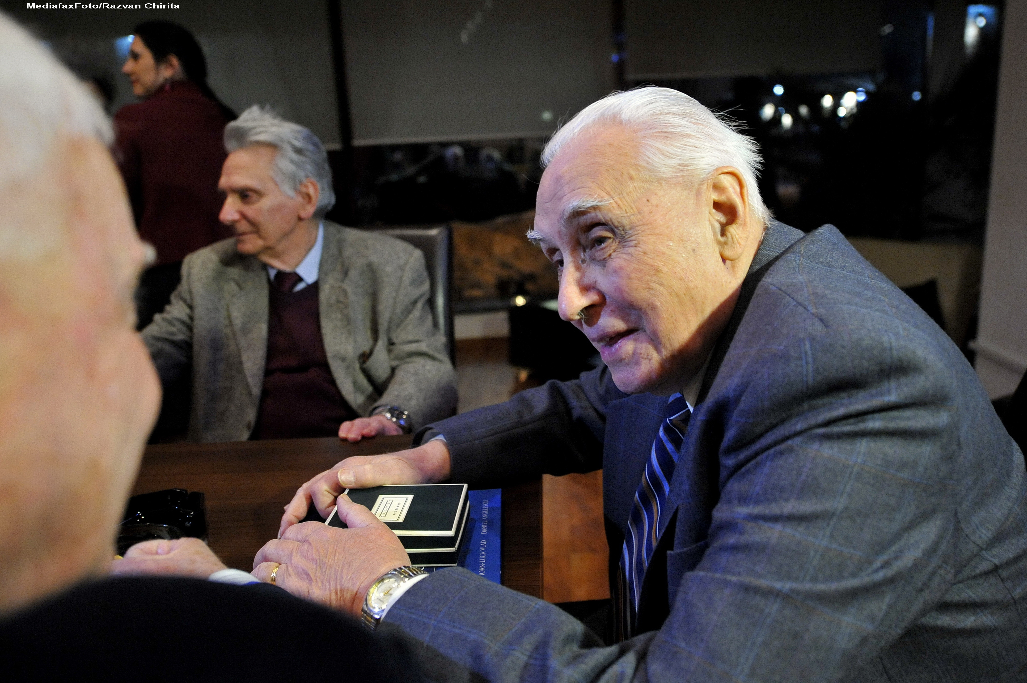 Seniorul PNL Radu Campeanu la 90 de ani: 100 de trandafiri si un tort in forma cifrelor 9 si 0