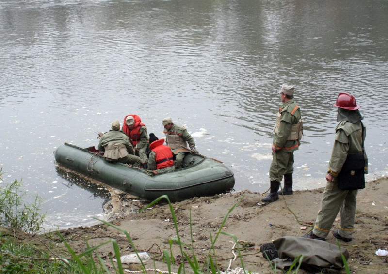 Experienta de infarct pentru un chinez care a nimerit cu masina in mijlocul unui rau umflat