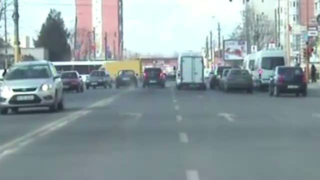 Imagini spectaculoase. Un sofer a fugit de politisti pana cand a intrat cu masina intr-un stalp