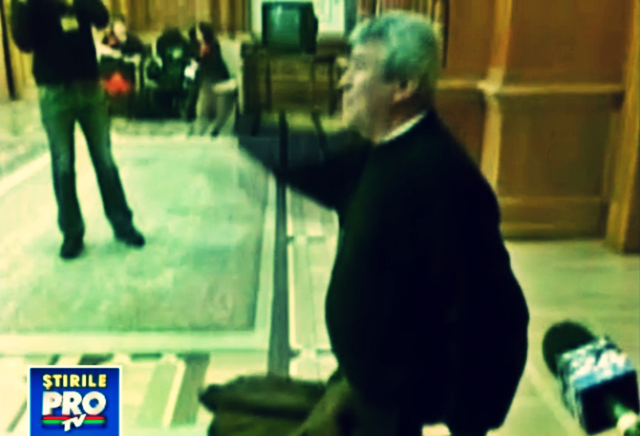 VIDEO. Gestul disperat al unui roman, in Parlamentul Romaniei, la discutiile pentru Legea lustratiei
