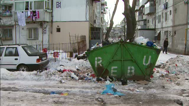 Focar de boli si mizerie. Topirea zapezii a scos la iveala 1200 de tone de gunoi, in Capitala