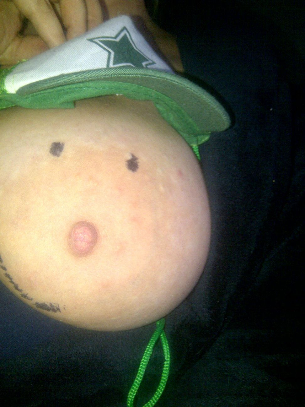 Femeia care isi costumeaza zilnic sanii. 50.000 de oameni nu se mai pot dezlipi de monitor. FOTO