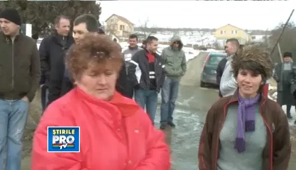 O strada de cosmar. Clujenii sunt nevoiti sa faca slalom printre cratere pline de noroi.