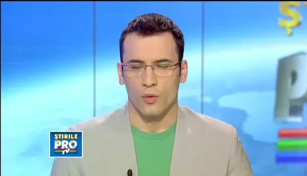 Imagini spectaculoase. Un sofer a fugit de politisti pana cand a intrat cu masina intr-un stalp