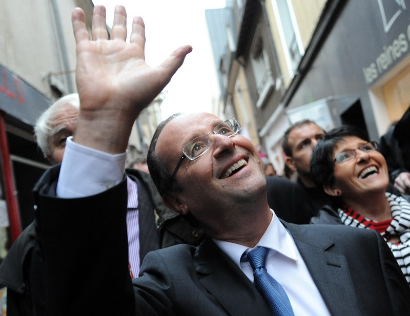 Francezii pot avea un alt presedinte si o noua prima doamna. Cine este partenera lui Hollande