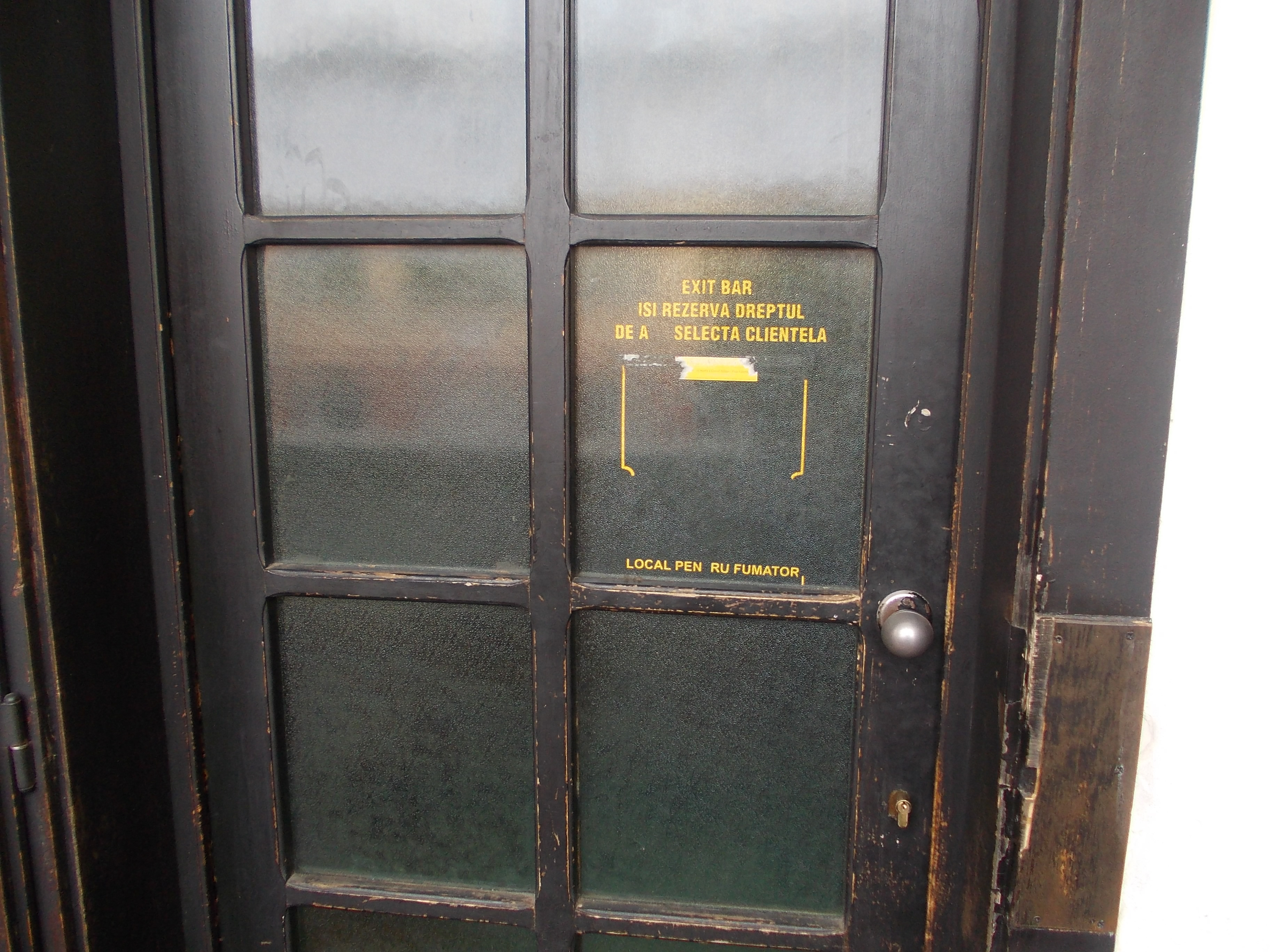 Chiulangii cautati de politie. Isi sorbeau cafeaua de dimineata, cand s-au trezit cu agentii pe cap