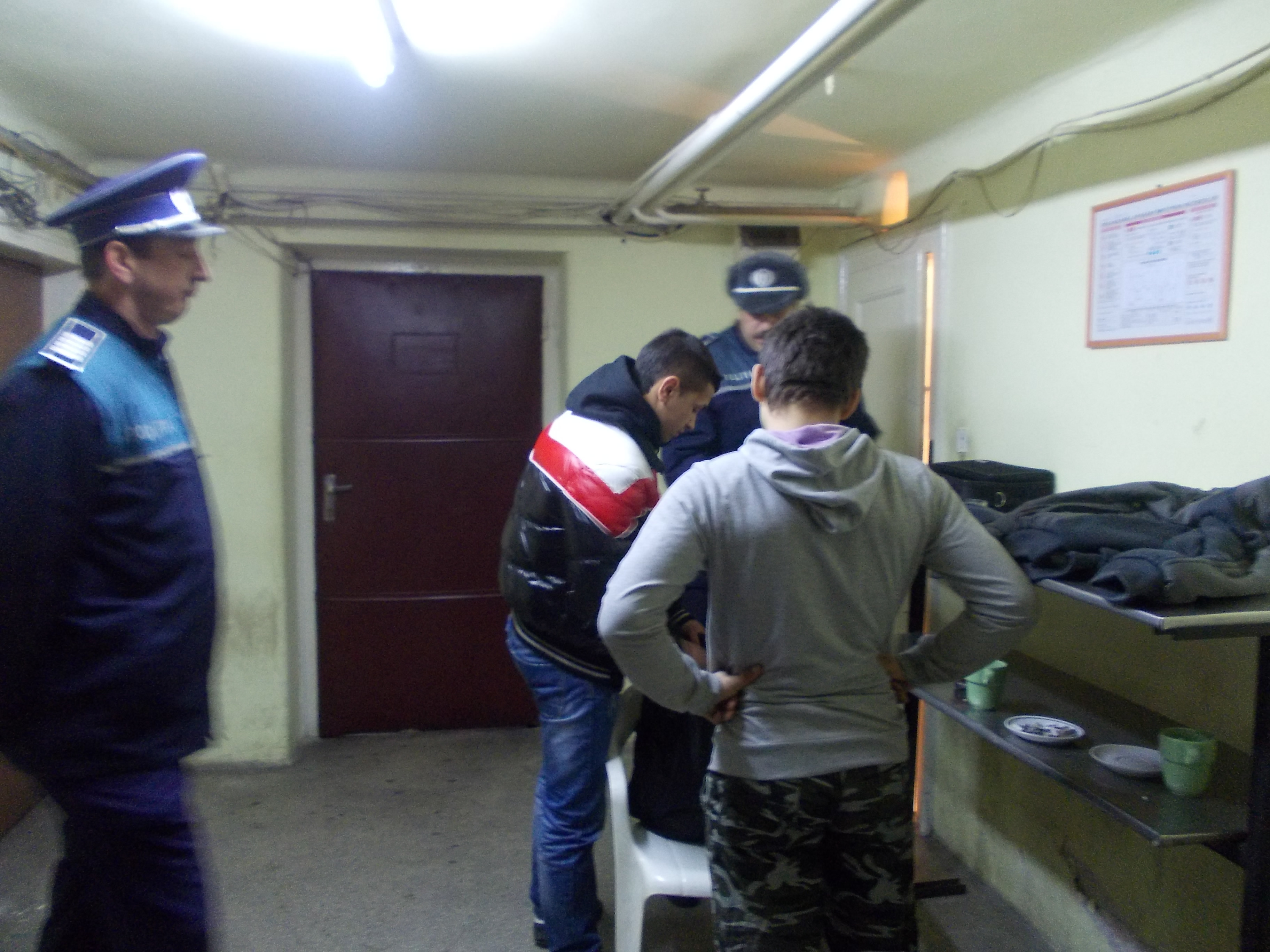 Au dat scoala pe baruri si cafenele . Asa si-au inceput ziua 26 de elevi din Oradea