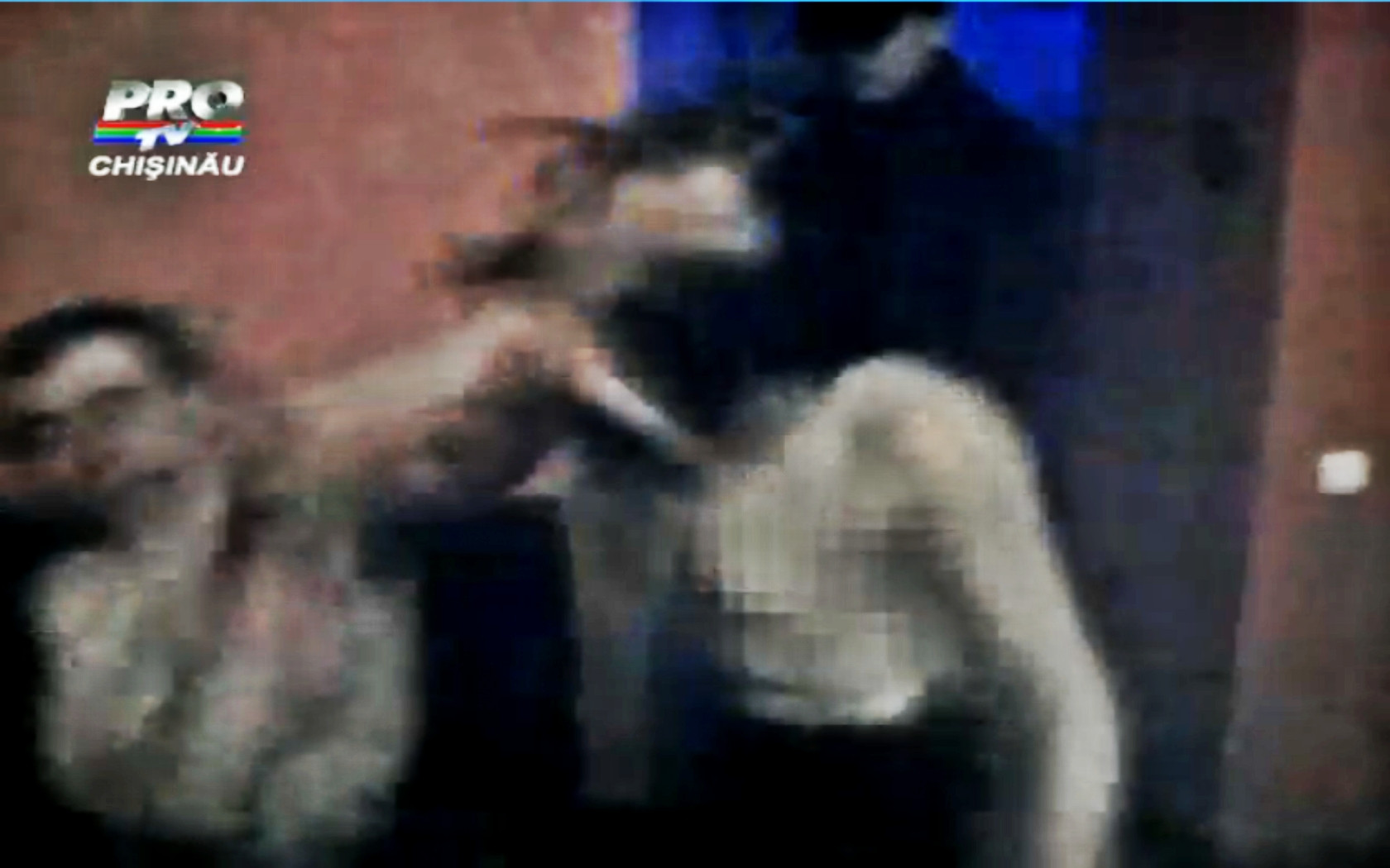 K-1 cu sanii goi. O moldoveanca si-a batut prietenul mar, intr-un club. VIDEO filmat cu telefonul