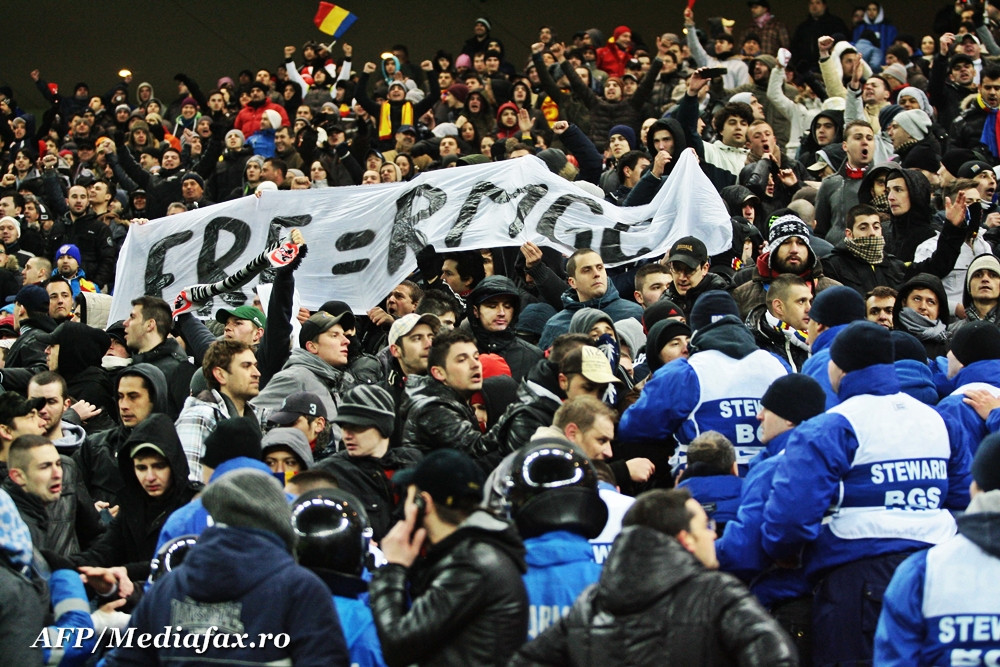 Incidente intre jandarmi si o parte din suporterii nationalei, dupa ce au afisat un banner cu FRF
