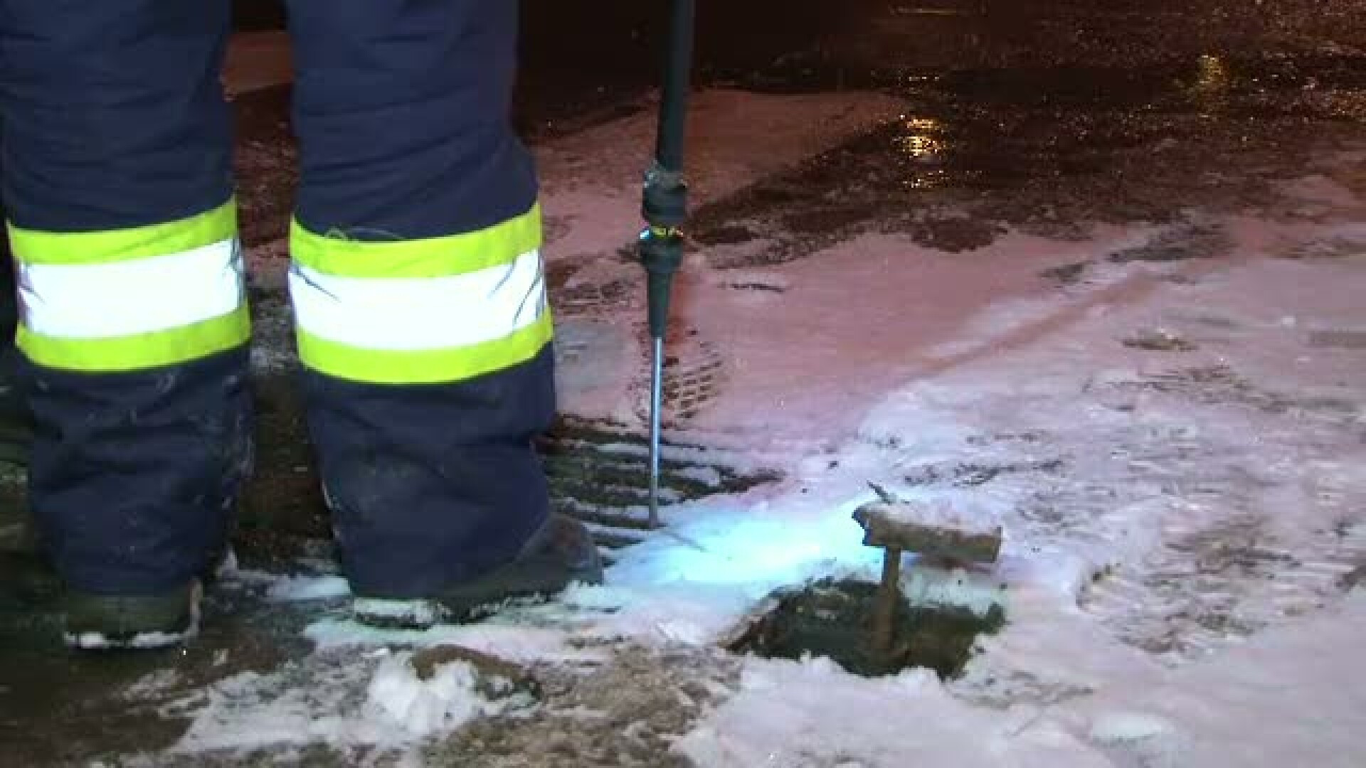 Conducta de gaz, fisurata intr-un cartier din Pitesti. Distrigaz incearca sa repare defectiunea