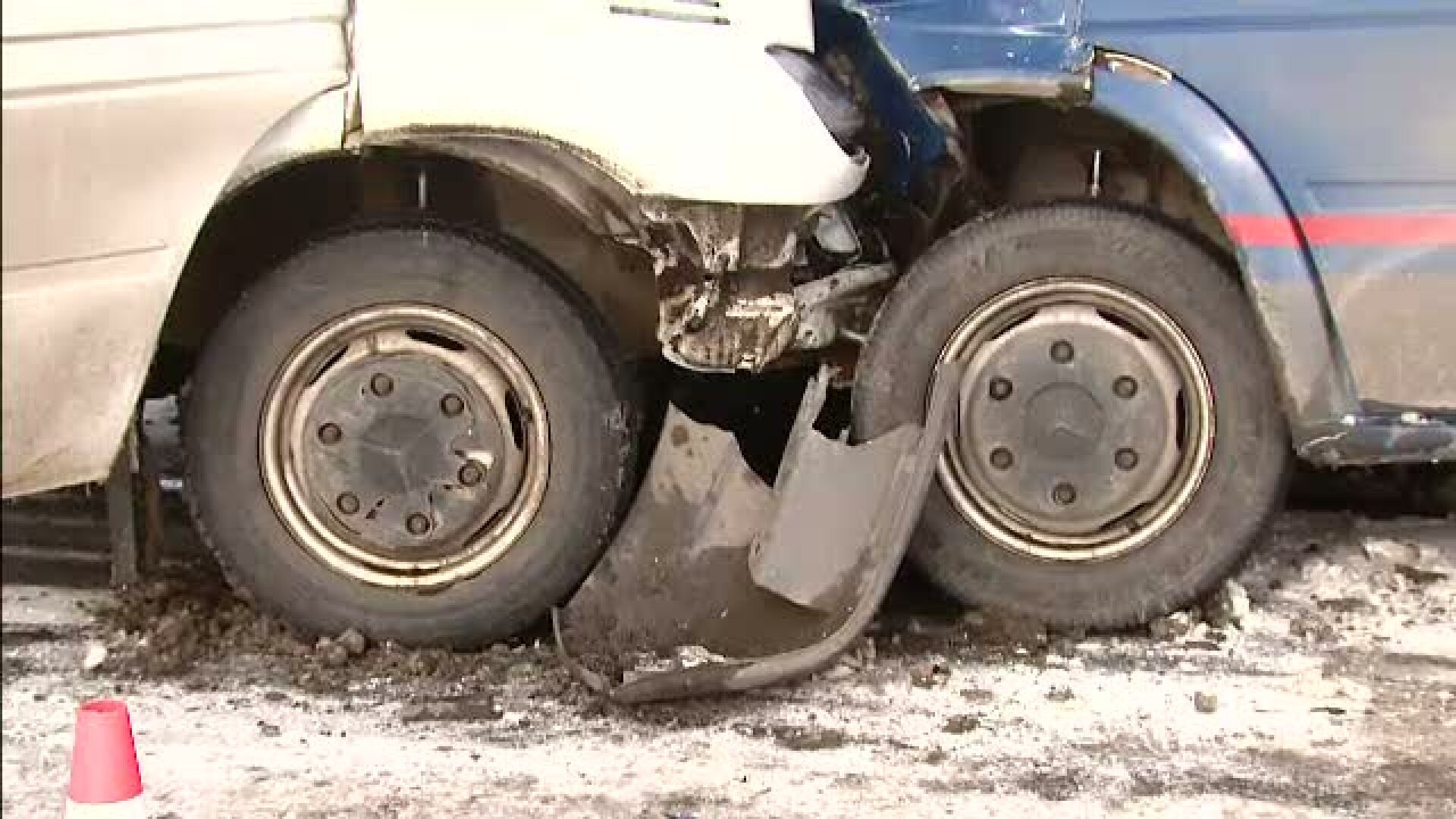 11 oameni au fost raniti, dupa ce doua microbuze s-au tamponat pe un drum din Ilfov