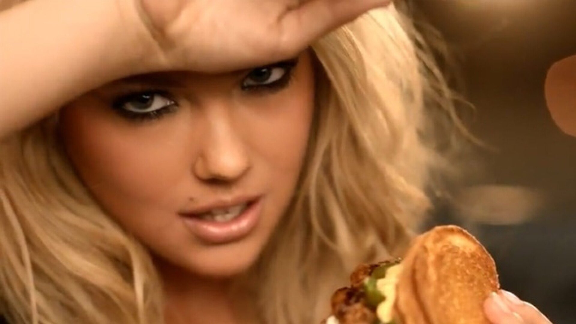 Cand o femeie celebra mananca un hamburger in masina, toti barbatii uita sa mai plece de la semafor