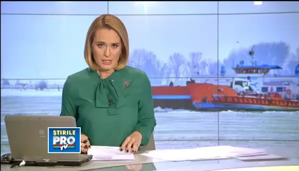 Pericol de dezastru ecologic pe Dunare. Gheata a blocat in port doua barje cu ingrasaminte chimice