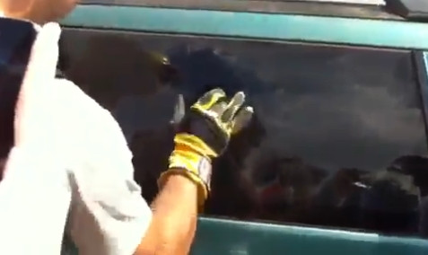 VIDEO. Cum poti sa spargi geamul unei masini cu un singur DEGET