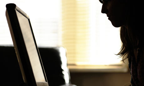 Seful ei vrea neaparat sa-i vada mesajele de pe Facebook. Ce a scris o tanara aflata in concediu