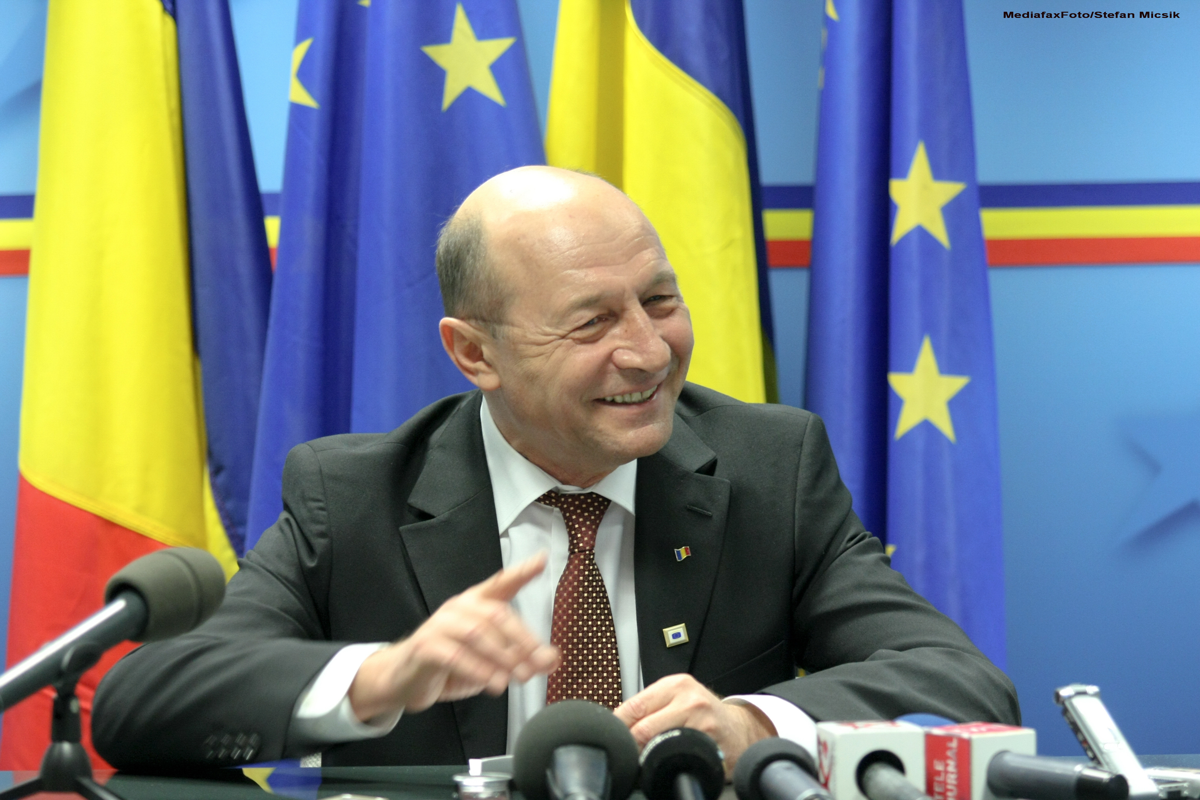 Gafa presedintelui Basescu, la semnarea tratatului de uniune fiscala