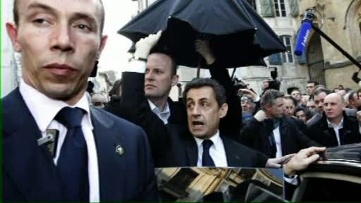 VIDEO. Sarkozy, nevoit sa refugieze intr-o cafenea, dupa ce a fost atacat cu oua