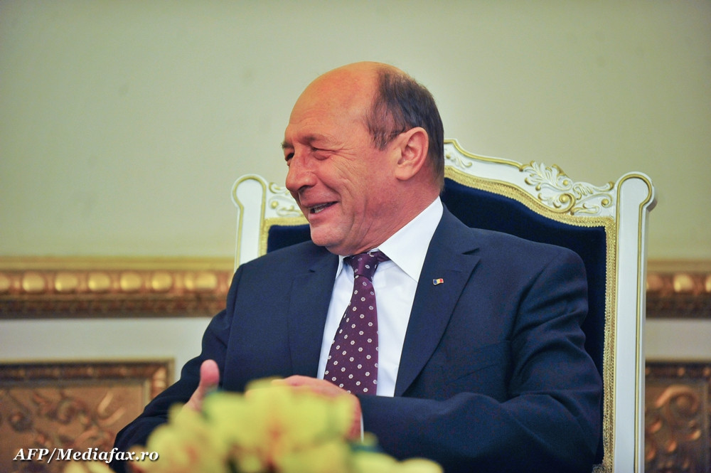 Basescu: "Aia e semnatura mea, frate! Ce atata problema cu ea? E frumoasa, cu multi doi"