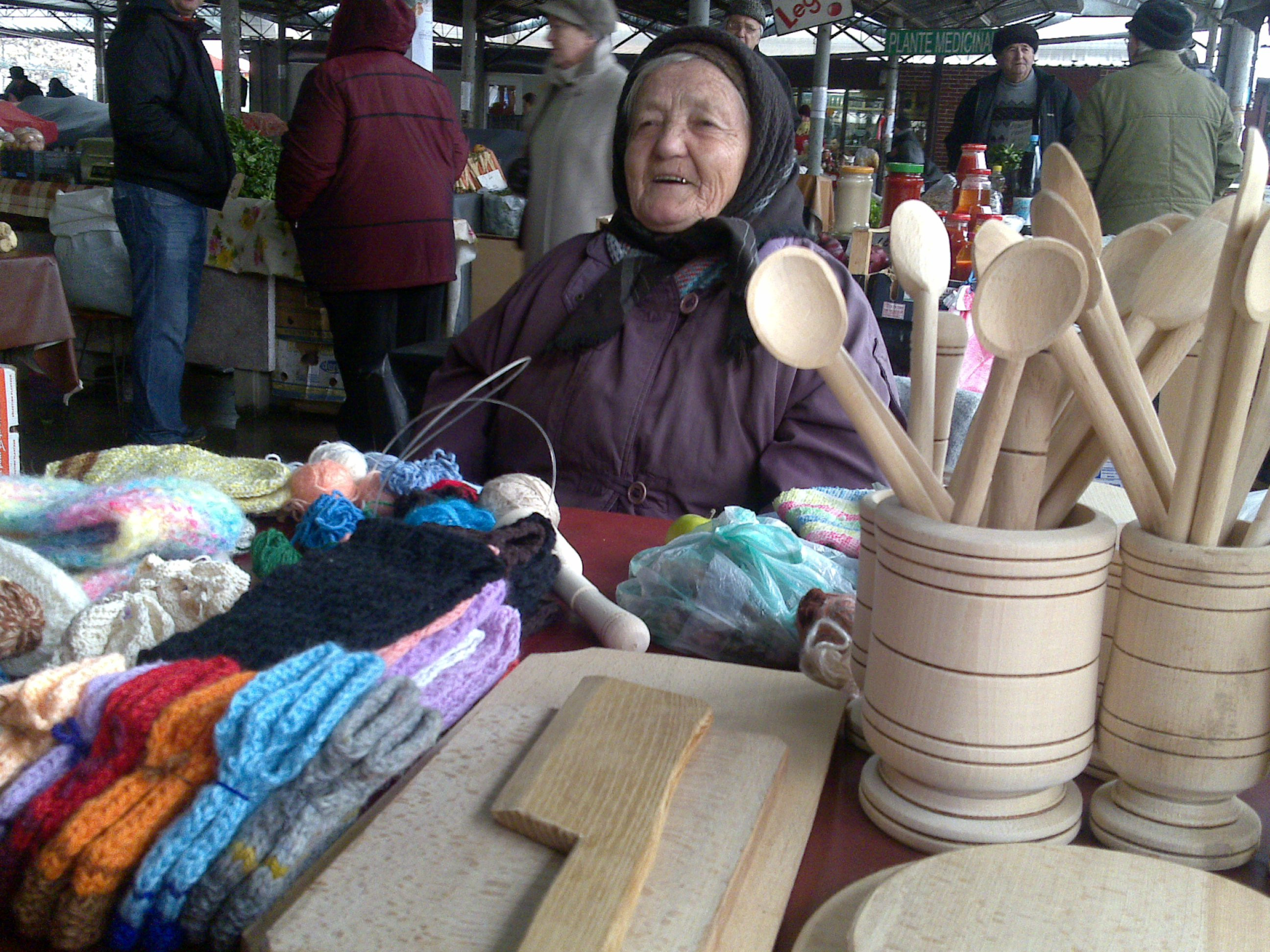 De acasa, si-a mutat atelierul in piata.La -20 de grade croseteaza,la peste 30 vinde linguri de lemn
