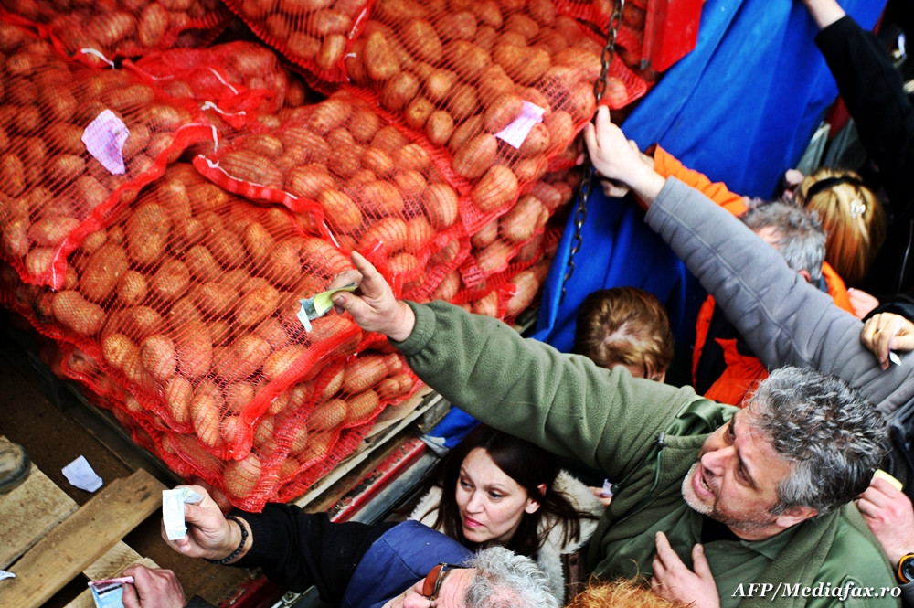 Grecia a fost salvata inca o data, grecii nu. Populatia suporta austeritatea, bogatii fug la Londra