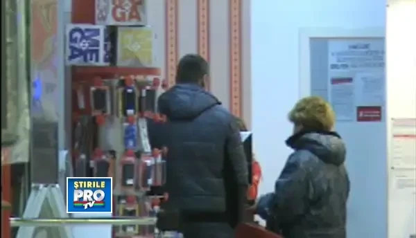 VIDEO. Doi barbati care cumparau telefoane mobile cu acte false au fost prinsi in flagrant