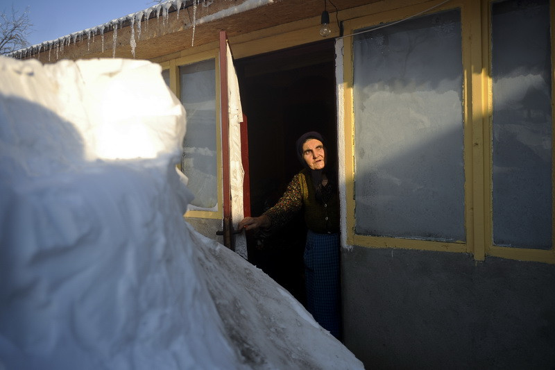 Ei au fost uitati. Zeci de batrani din Braila sunt si acum blocati in nameti de 4 metri