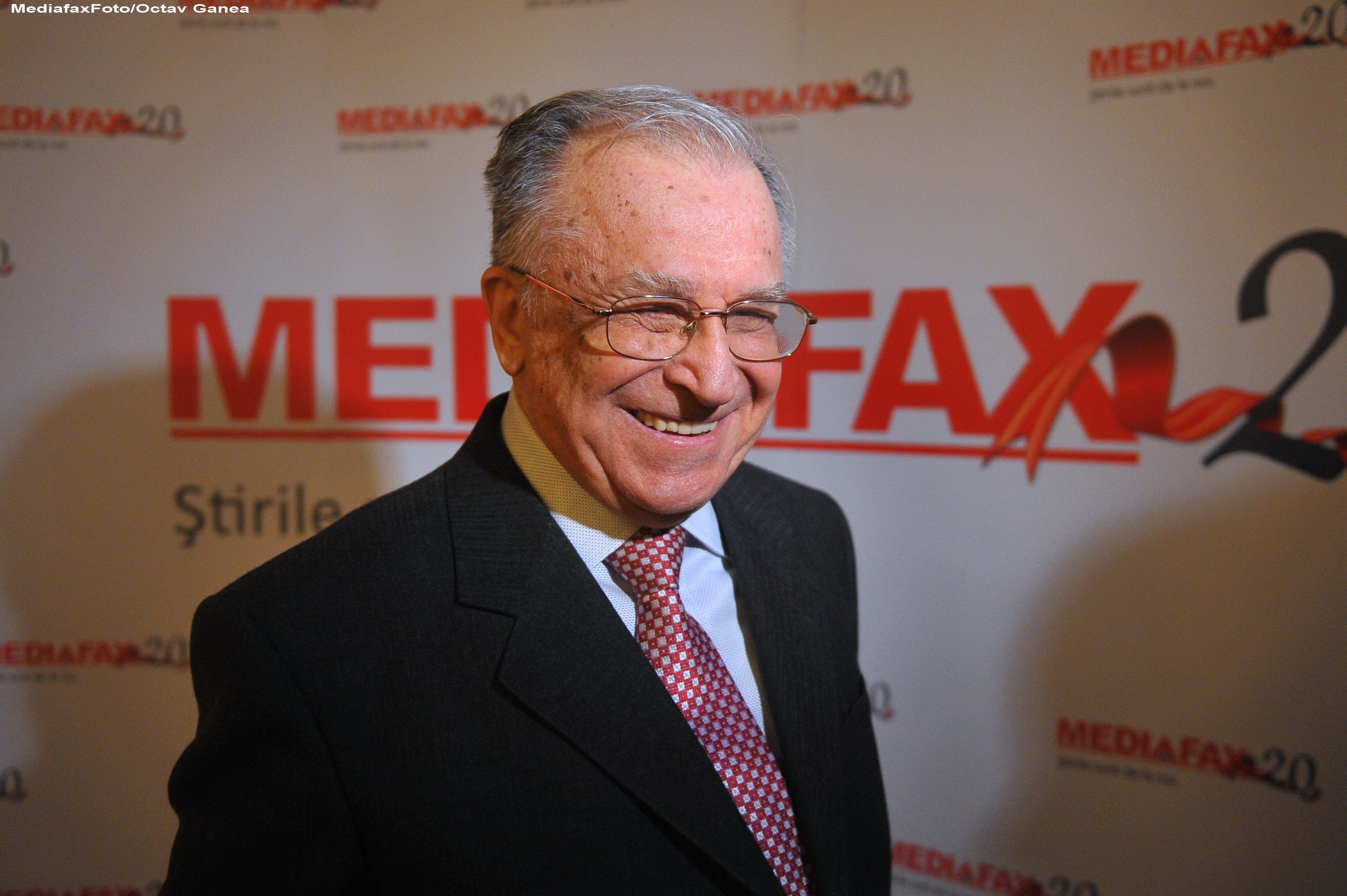 Traian Basescu i-a trimis lui Ion Iliescu, de ziua lui, o felicitare si un buchet de flori ALBE