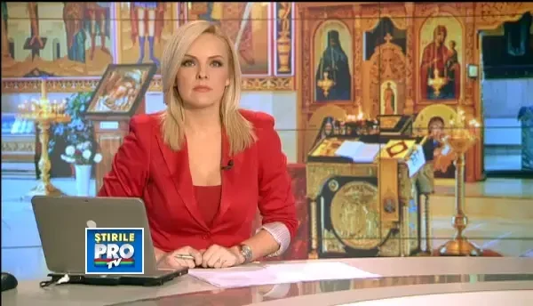 Au uitat de rugi. Coate in stomac si umeri in falci ca sa atinga Icoana Maicii Domnului cu 3 maini