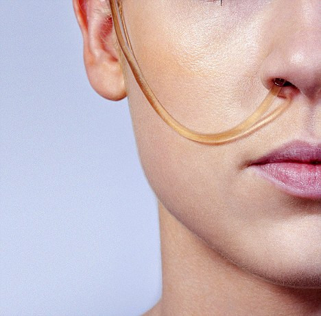 Dieta extrema. Tubul care iti baga fortat proteine in stomac. Cat de departe ai merge ca sa slabesti