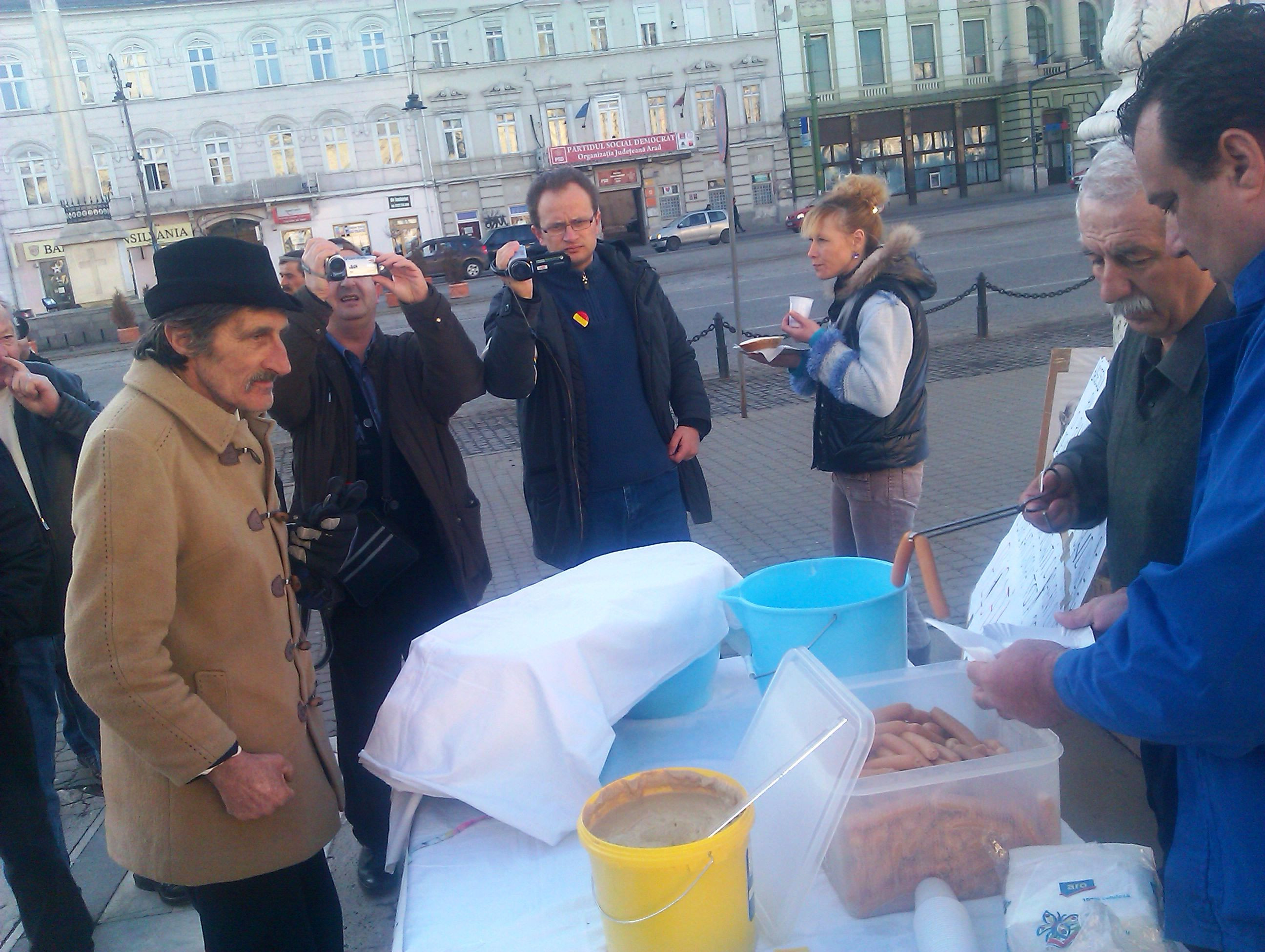 Protest cu crenvursti, coroane de flori si salve de tun. Vezi ce a facut un grup de revolutionari