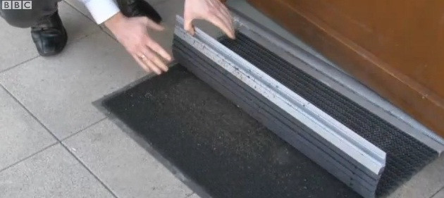 Donatorul misterios care lasa zeci de mii de euro la usile oamenilor. Nimeni nu stie cine e